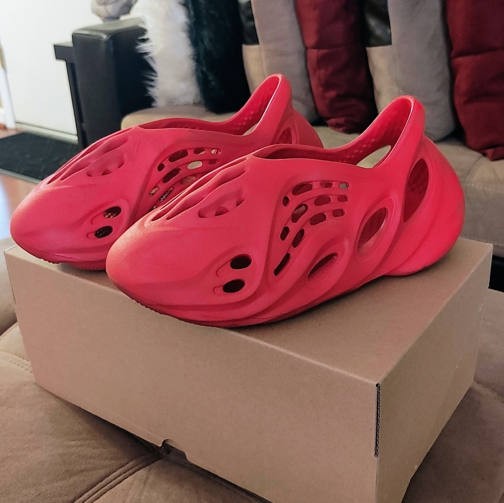 🔥YEEZY Vermillion Foam Runners🔥